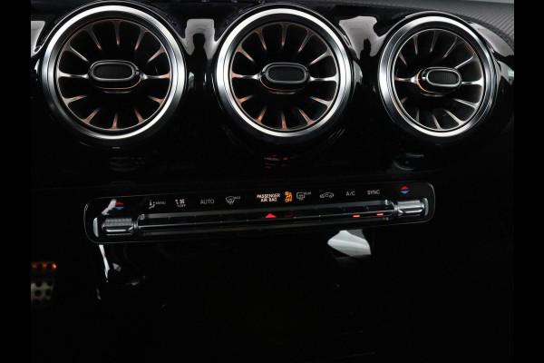 Mercedes-Benz A-Klasse 200 Business Solution AMG | Panoramadak | Stoelverwarming | Trekhaak | Matrix LED | Memory | Carplay | Keyless | Camera | Sfeerverlichting | Leder/Alcantara | Park Assist