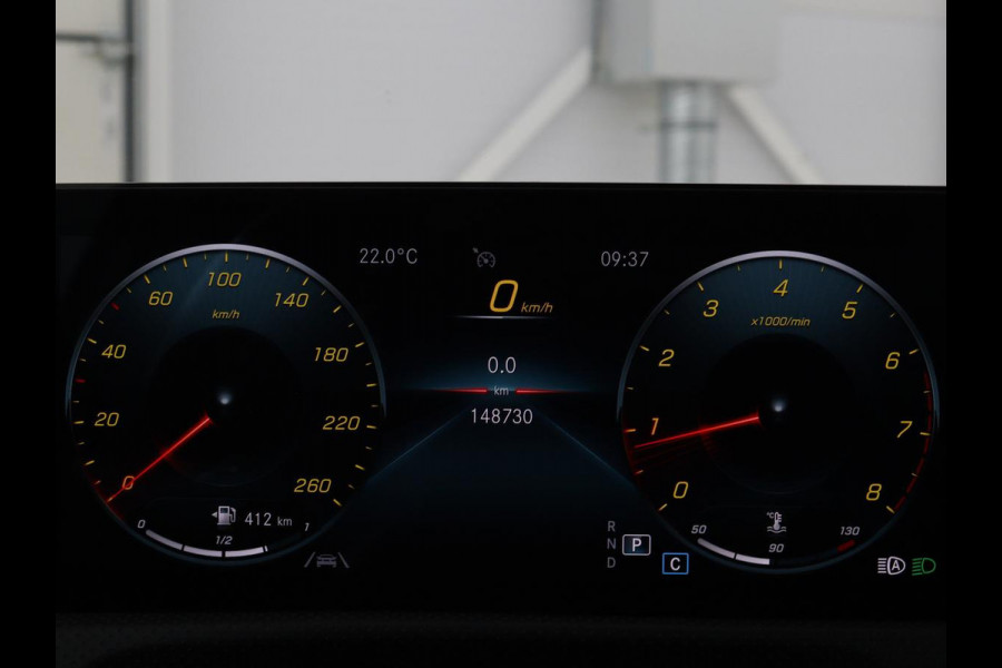 Mercedes-Benz A-Klasse 200 Business Solution AMG | Panoramadak | Stoelverwarming | Trekhaak | Matrix LED | Memory | Carplay | Keyless | Camera | Sfeerverlichting | Leder/Alcantara | Park Assist