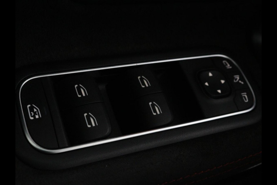 Mercedes-Benz A-Klasse 200 Business Solution AMG | Panoramadak | Stoelverwarming | Trekhaak | Matrix LED | Memory | Carplay | Keyless | Camera | Sfeerverlichting | Leder/Alcantara | Park Assist