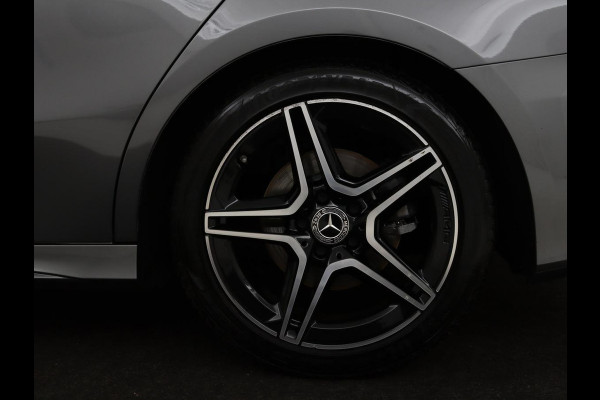 Mercedes-Benz A-Klasse 200 Business Solution AMG | Panoramadak | Stoelverwarming | Trekhaak | Matrix LED | Memory | Carplay | Keyless | Camera | Sfeerverlichting | Leder/Alcantara | Park Assist