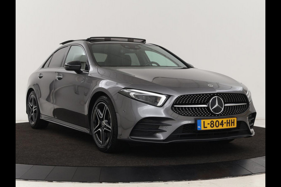 Mercedes-Benz A-Klasse 200 Business Solution AMG | Panoramadak | Stoelverwarming | Trekhaak | Matrix LED | Memory | Carplay | Keyless | Camera | Sfeerverlichting | Leder/Alcantara | Park Assist