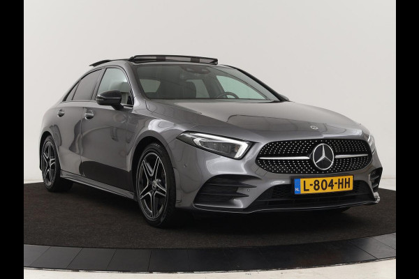 Mercedes-Benz A-Klasse 200 Business Solution AMG | Panoramadak | Stoelverwarming | Trekhaak | Matrix LED | Memory | Carplay | Keyless | Camera | Sfeerverlichting | Leder/Alcantara | Park Assist