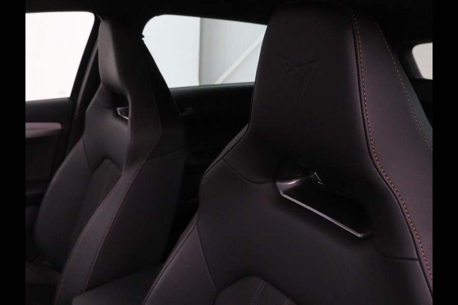 CUPRA Leon 1.4 e-Hybrid | Carplay | Stuurverwarming | Navigatie | Sfeerverlichting | Full LED | Keyless | Sportstoelen | Parkeerhulp | PHEV