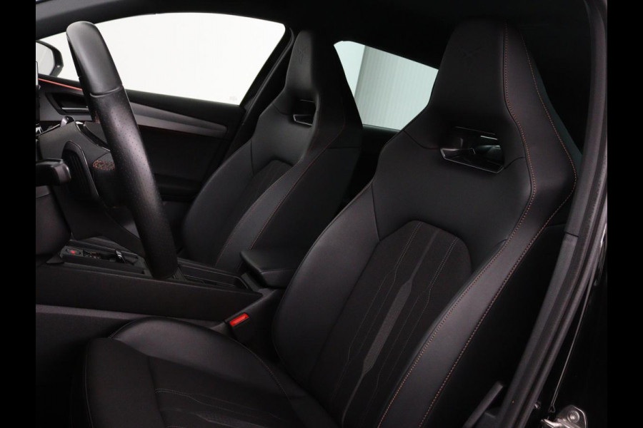 CUPRA Leon 1.4 e-Hybrid | Carplay | Stuurverwarming | Navigatie | Sfeerverlichting | Full LED | Keyless | Sportstoelen | Parkeerhulp | PHEV