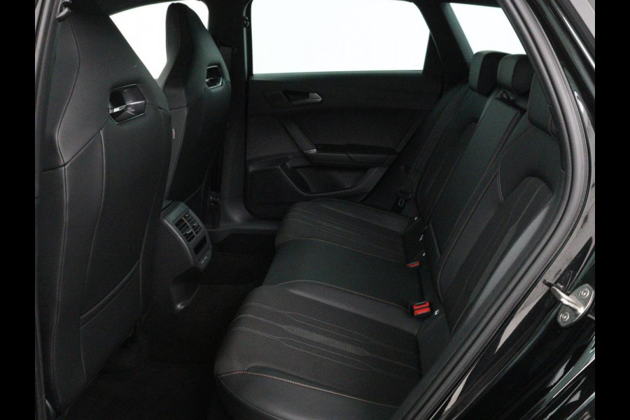 CUPRA Leon 1.4 e-Hybrid | Carplay | Stuurverwarming | Navigatie | Sfeerverlichting | Full LED | Keyless | Sportstoelen | Parkeerhulp | PHEV