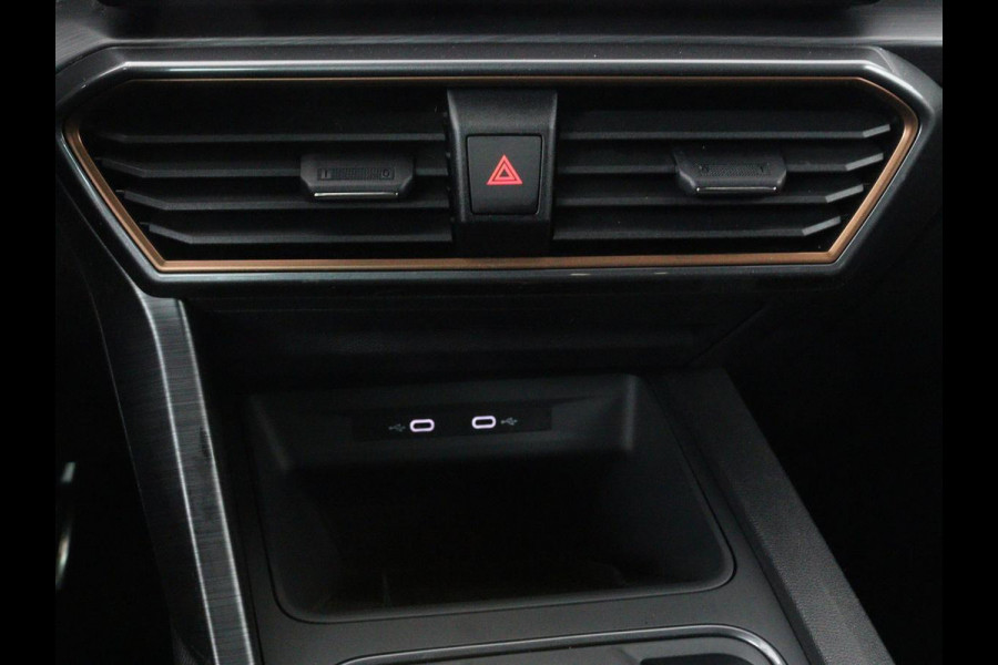 CUPRA Leon 1.4 e-Hybrid | Carplay | Stuurverwarming | Navigatie | Sfeerverlichting | Full LED | Keyless | Sportstoelen | Parkeerhulp | PHEV