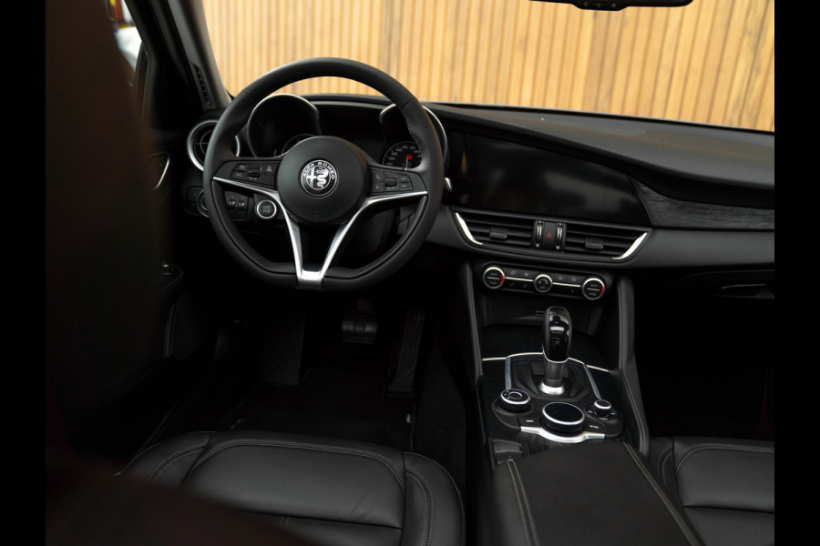 Alfa Romeo Giulia 2.0T Super | Pano-dak | Leder | CarPlay | Veloce bumper | Camera