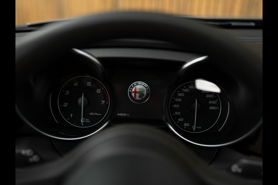 Alfa Romeo Giulia 2.0T Super | Pano-dak | Leder | CarPlay | Veloce bumper | Camera