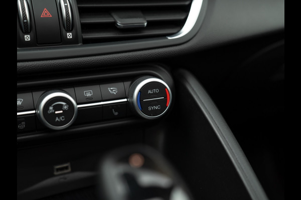 Alfa Romeo Giulia 2.0T Super | Pano-dak | Leder | CarPlay | Veloce bumper | Camera