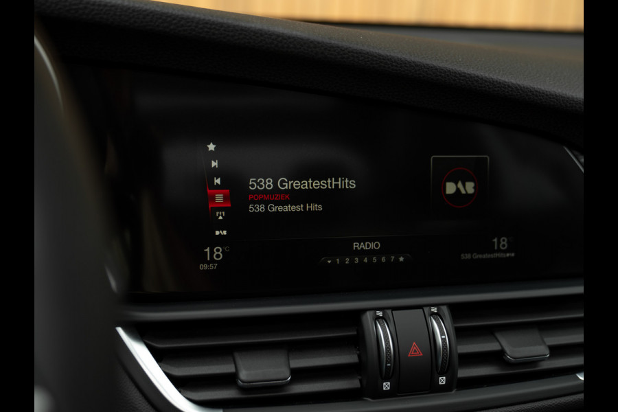 Alfa Romeo Giulia 2.0T Super | Pano-dak | Leder | CarPlay | Veloce bumper | Camera