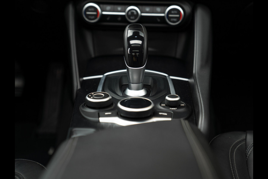 Alfa Romeo Giulia 2.0T Super | Pano-dak | Leder | CarPlay | Veloce bumper | Camera