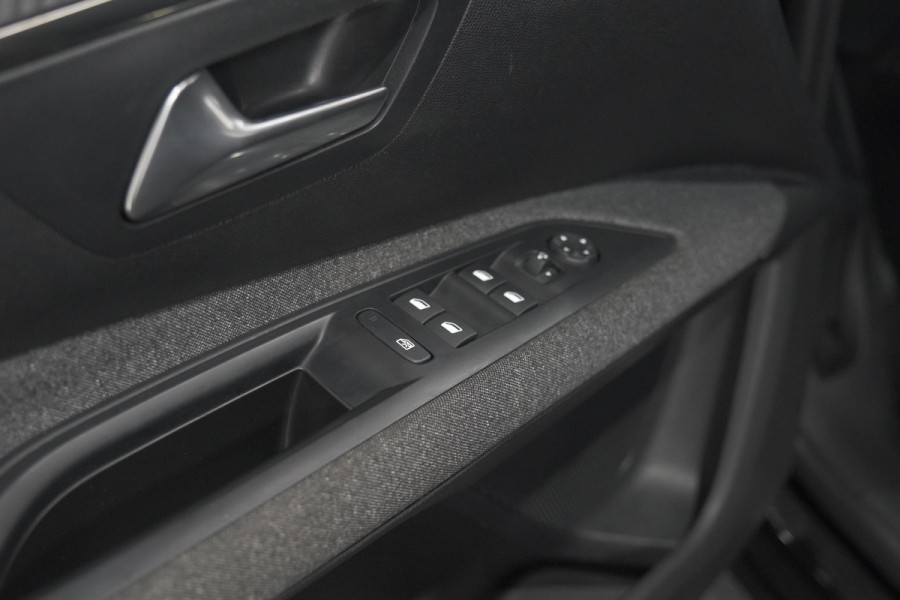 Peugeot 5008 PureTech 130 EAT8 Active Pack | 7 Zitplaatsen | Camera | Navigatie | Apple Carplay | Parkeersensoren