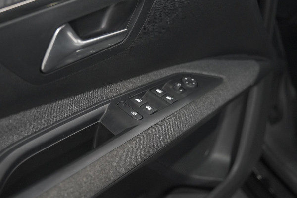 Peugeot 5008 PureTech 130 EAT8 Active Pack | 7 Zitplaatsen | Camera | Navigatie | Apple Carplay | Parkeersensoren