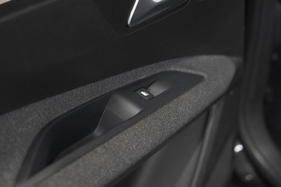 Peugeot 5008 PureTech 130 EAT8 Active Pack | 7 Zitplaatsen | Camera | Navigatie | Apple Carplay | Parkeersensoren