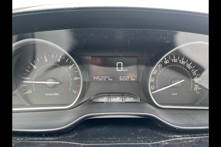 Peugeot 2008 BWJ 2018 | 1.2 PT 111PK Blue Lion | PANO | TREKHAAK | NAVI | AIRCO | CRUISE | PDC |