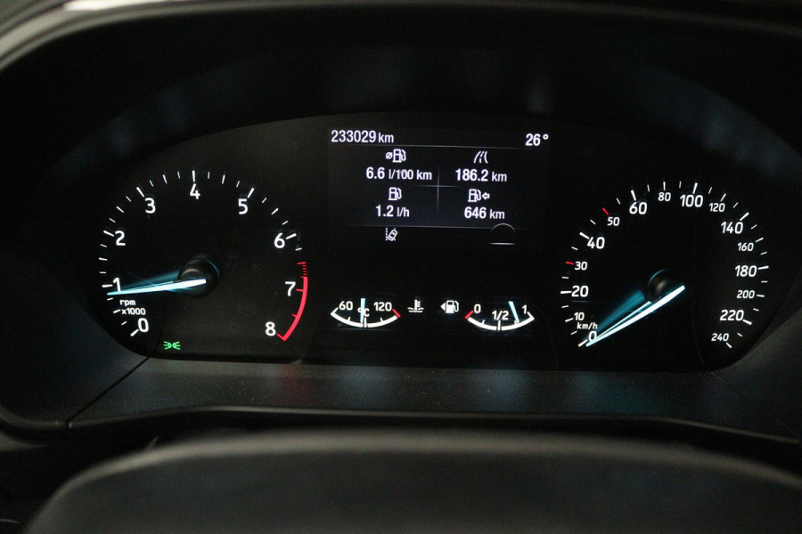 Ford FOCUS Wagon 1.5 EcoBoost ST Line Business (PARKEERSENSOREN, TREKHAAK, STOELVERWARMING, NAVIGATIE, NL-AUTO)