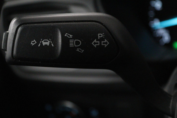 Ford FOCUS Wagon 1.5 EcoBoost ST Line Business (PARKEERSENSOREN, TREKHAAK, STOELVERWARMING, NAVIGATIE, NL-AUTO)