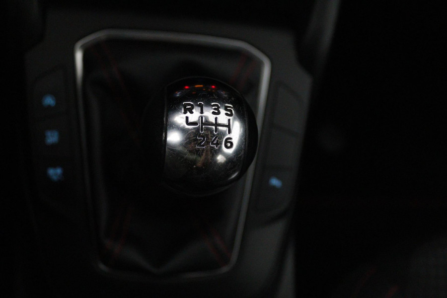 Ford FOCUS Wagon 1.5 EcoBoost ST Line Business (PARKEERSENSOREN, TREKHAAK, STOELVERWARMING, NAVIGATIE, NL-AUTO)