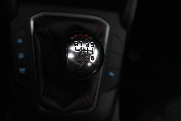 Ford FOCUS Wagon 1.5 EcoBoost ST Line Business (PARKEERSENSOREN, TREKHAAK, STOELVERWARMING, NAVIGATIE, NL-AUTO)