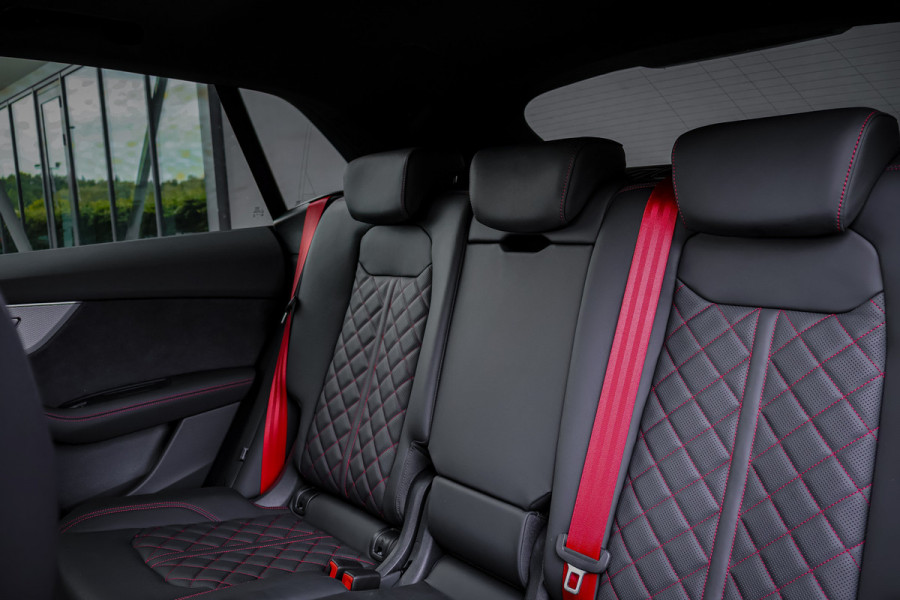 Audi Q8 60 TFSI e quattro Pro Line S Competition 490pk ACHTERAS BESTURING| STOELVERWARMING & VERKOELING | MASSAGE | ADAPTIVE | TREKHAAK | SFEERVERLICHTING | RED STITCHING |