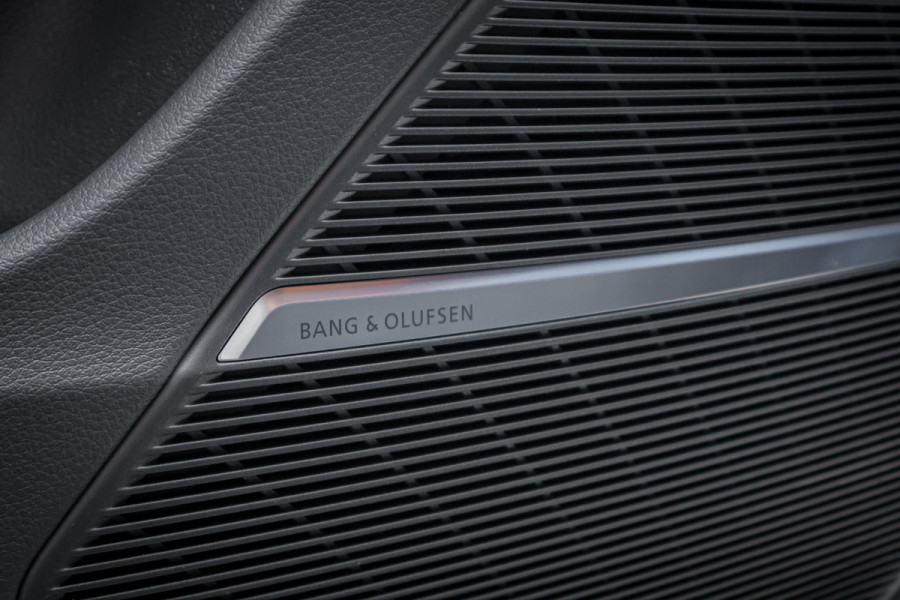 Audi Q8 60 TFSI e quattro Pro Line S Competition 490pk ACHTERAS BESTURING| STOELVERWARMING & VERKOELING | MASSAGE | ADAPTIVE | TREKHAAK | SFEERVERLICHTING | RED STITCHING |