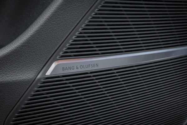 Audi Q8 60 TFSI e quattro Pro Line S Competition 490pk ACHTERAS BESTURING| STOELVERWARMING & VERKOELING | MASSAGE | ADAPTIVE | TREKHAAK | SFEERVERLICHTING | RED STITCHING |