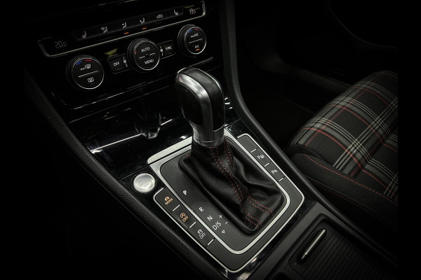 Volkswagen Golf 2.0 TSI GTI Dyn | Pano | Trekhaak | Virtual