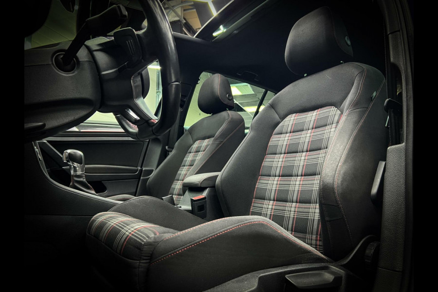 Volkswagen Golf 2.0 TSI GTI Dyn | Pano | Trekhaak | Virtual