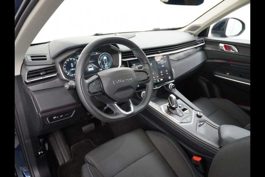 Lynk & Co 01 1.5 PHEV AUT-7 261pk 4wd Pano-Schuif-K-dak 20" 360°Camera Apple Carplay Android Auto Adaptive-Cr Navi Pdc-a+v Ecc Keyless Led M- Elek.Memory.Stoel File assistent Dodehoek detector Elektrisch bedienbare achterklep Rijstrooksensor Wifi Verkeersbord detectie 425Nm koppel 3,6kw laadvermogen A-label Euro 6 Hybride Benzine / Elektrisch rijden tot ca 69km  1800kg trekvermogen