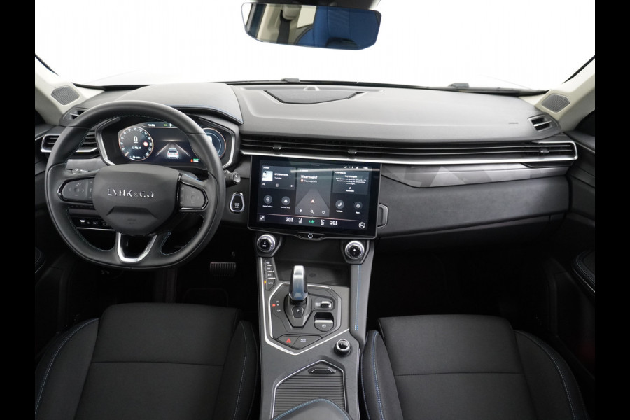 Lynk & Co 01 1.5 PHEV AUT-7 261pk 4wd Pano-Schuif-K-dak 20" 360°Camera Apple Carplay Android Auto Adaptive-Cr Navi Pdc-a+v Ecc Keyless Led M- Elek.Memory.Stoel File assistent Dodehoek detector Elektrisch bedienbare achterklep Rijstrooksensor Wifi Verkeersbord detectie 425Nm koppel 3,6kw laadvermogen A-label Euro 6 Hybride Benzine / Elektrisch rijden tot ca 69km  1800kg trekvermogen