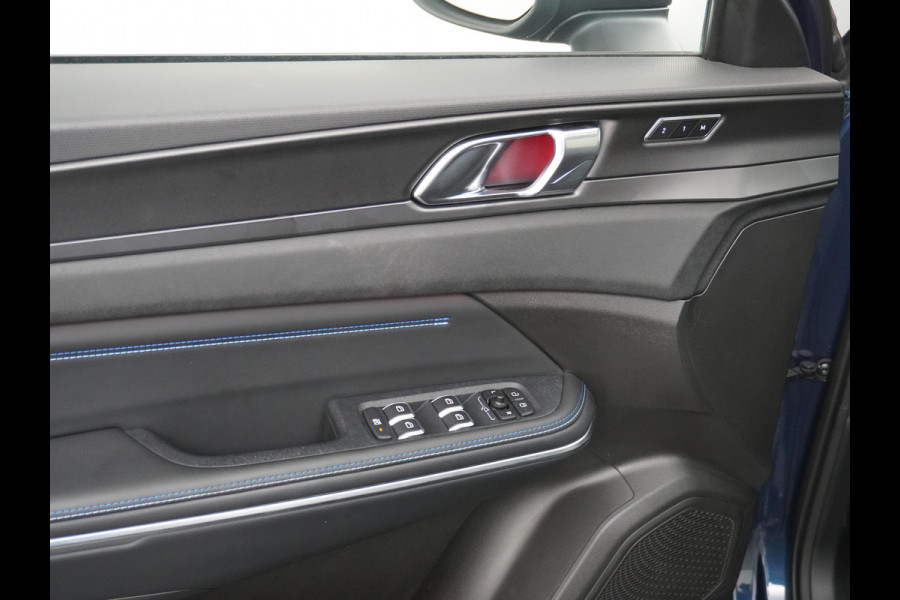 Lynk & Co 01 1.5 PHEV AUT-7 261pk 4wd Pano-Schuif-K-dak 20" 360°Camera Apple Carplay Android Auto Adaptive-Cr Navi Pdc-a+v Ecc Keyless Led M- Elek.Memory.Stoel File assistent Dodehoek detector Elektrisch bedienbare achterklep Rijstrooksensor Wifi Verkeersbord detectie 425Nm koppel 3,6kw laadvermogen A-label Euro 6 Hybride Benzine / Elektrisch rijden tot ca 69km  1800kg trekvermogen