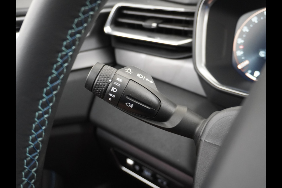 Lynk & Co 01 1.5 PHEV AUT-7 261pk 4wd Pano-Schuif-K-dak 20" 360°Camera Apple Carplay Android Auto Adaptive-Cr Navi Pdc-a+v Ecc Keyless Led M- Elek.Memory.Stoel File assistent Dodehoek detector Elektrisch bedienbare achterklep Rijstrooksensor Wifi Verkeersbord detectie 425Nm koppel 3,6kw laadvermogen A-label Euro 6 Hybride Benzine / Elektrisch rijden tot ca 69km  1800kg trekvermogen