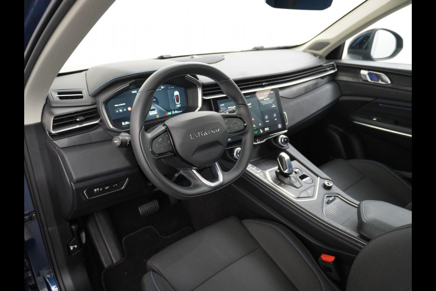 Lynk & Co 01 1.5 PHEV AUT-7 4wd 261pk Pano-Schuif-K-dak 20" 360°Camera Apple Carplay Android Auto Adaptive-Cr NaviPdc-a+v Ecc Keyless Led M-B Elek.Memory.Stoel File assistent Dodehoek detector Elektrisch bedienbare achterklep Rijstrooksensor Wifi Verkeersbord detectie 425Nm koppel 3,7kw laadvermogen A-label Euro 6 Hybride Benzine / Elektrisch rijden tot ca 69km  1800kg trekvermogen