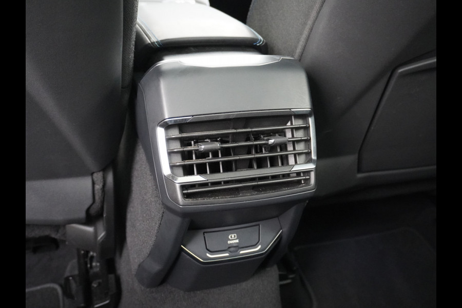 Lynk & Co 01 1.5 PHEV AUT-7 4wd 261pk Pano-Schuif-K-dak 20" 360°Camera Apple Carplay Android Auto Adaptive-Cr NaviPdc-a+v Ecc Keyless Led M-B Elek.Memory.Stoel File assistent Dodehoek detector Elektrisch bedienbare achterklep Rijstrooksensor Wifi Verkeersbord detectie 425Nm koppel 3,7kw laadvermogen A-label Euro 6 Hybride Benzine / Elektrisch rijden tot ca 69km  1800kg trekvermogen