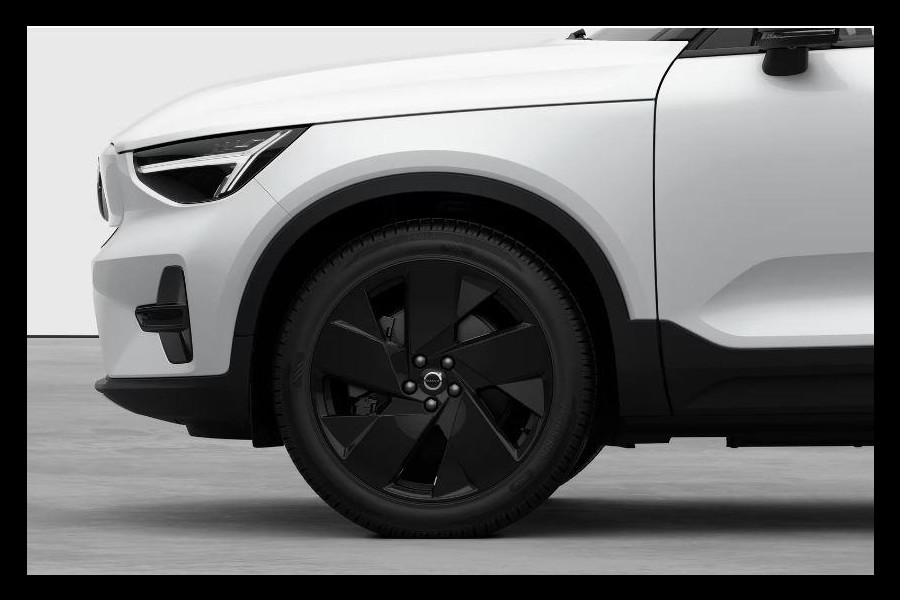 Volvo EX40 Single Motor Extended Range Plus Black Edition / Lounge Pakket / Panoramadak / Extra getint glas / Dak in Black stone / 20'' velgen