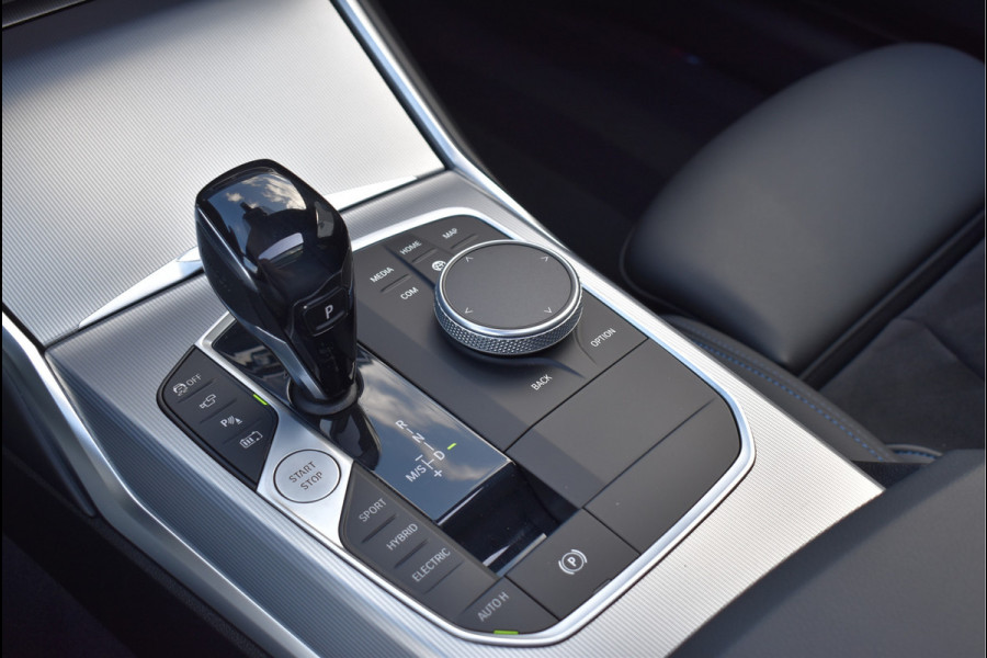 BMW 3 Serie Touring 330e xDrive M-Sport 292 Pk Dravit Grijs Metallic Pano Memory Head-Up Leder Keyless Trekhaak 19 Inch