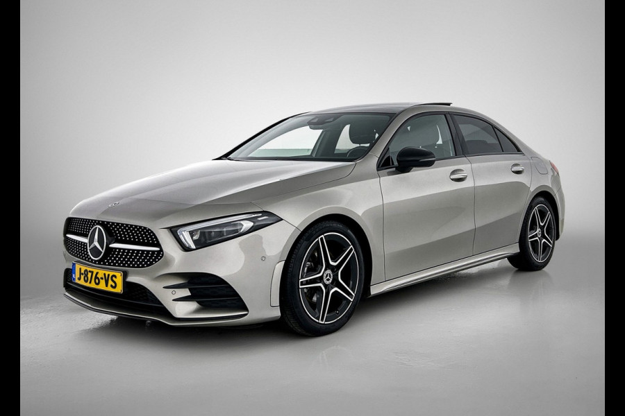 Mercedes-Benz A-Klasse 180 AMG Night Upgrade Automaat (PANORAMADAK, SFEERVERLICHTING, STOELVERWARMING, CAMERA, 1e EIGENAAR)