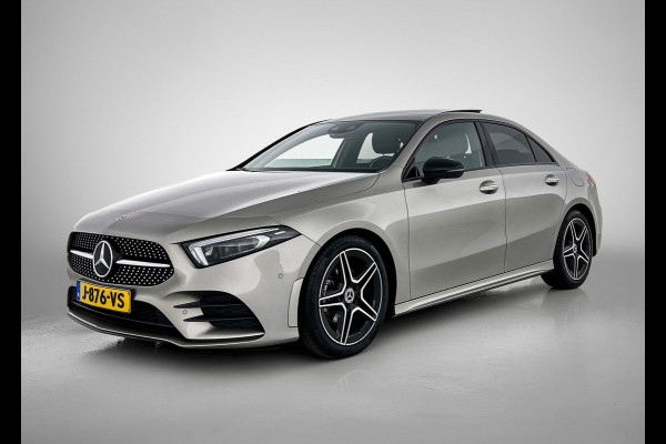 Mercedes-Benz A-Klasse 180 AMG Night Upgrade Automaat (PANORAMADAK, SFEERVERLICHTING, STOELVERWARMING, CAMERA, 1e EIGENAAR)