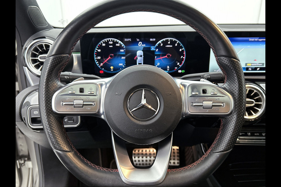 Mercedes-Benz A-Klasse 180 AMG Night Upgrade Automaat (PANORAMADAK, SFEERVERLICHTING, STOELVERWARMING, CAMERA, 1e EIGENAAR)