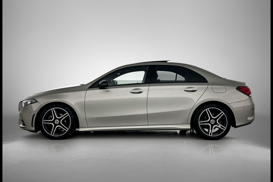 Mercedes-Benz A-Klasse 180 AMG Night Upgrade Automaat (PANORAMADAK, SFEERVERLICHTING, STOELVERWARMING, CAMERA, 1e EIGENAAR)
