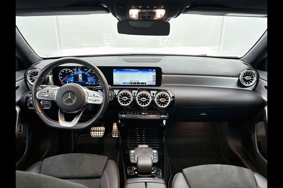 Mercedes-Benz A-Klasse 180 AMG Night Upgrade Automaat (PANORAMADAK, SFEERVERLICHTING, STOELVERWARMING, CAMERA, 1e EIGENAAR)