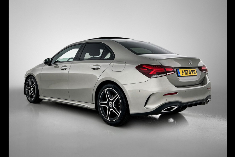 Mercedes-Benz A-Klasse 180 AMG Night Upgrade Automaat (PANORAMADAK, SFEERVERLICHTING, STOELVERWARMING, CAMERA, 1e EIGENAAR)