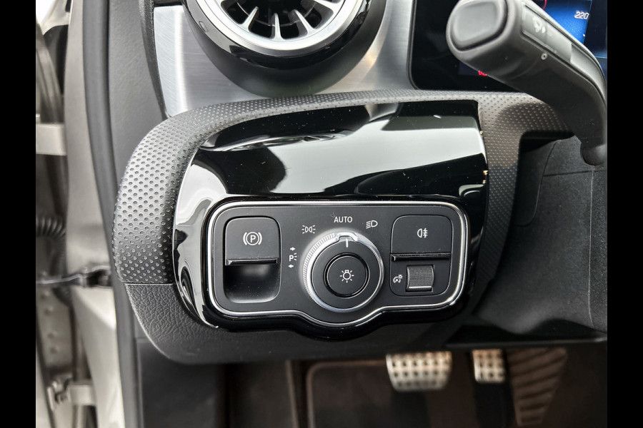 Mercedes-Benz A-Klasse 180 AMG Night Upgrade Automaat (PANORAMADAK, SFEERVERLICHTING, STOELVERWARMING, CAMERA, 1e EIGENAAR)