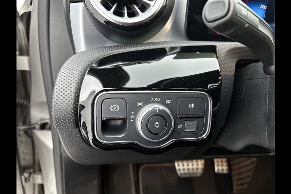 Mercedes-Benz A-Klasse 180 AMG Night Upgrade Automaat (PANORAMADAK, SFEERVERLICHTING, STOELVERWARMING, CAMERA, 1e EIGENAAR)
