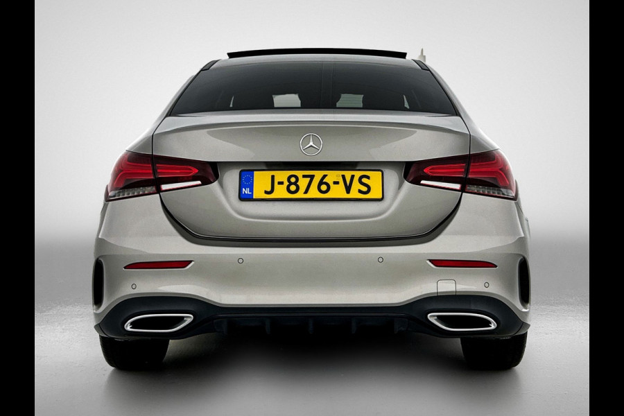 Mercedes-Benz A-Klasse 180 AMG Night Upgrade Automaat (PANORAMADAK, SFEERVERLICHTING, STOELVERWARMING, CAMERA, 1e EIGENAAR)