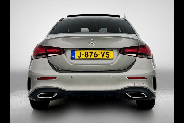 Mercedes-Benz A-Klasse 180 AMG Night Upgrade Automaat (PANORAMADAK, SFEERVERLICHTING, STOELVERWARMING, CAMERA, 1e EIGENAAR)