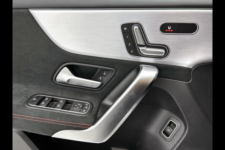 Mercedes-Benz A-Klasse 180 AMG Night Upgrade Automaat (PANORAMADAK, SFEERVERLICHTING, STOELVERWARMING, CAMERA, 1e EIGENAAR)