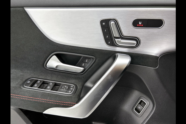 Mercedes-Benz A-Klasse 180 AMG Night Upgrade Automaat (PANORAMADAK, SFEERVERLICHTING, STOELVERWARMING, CAMERA, 1e EIGENAAR)