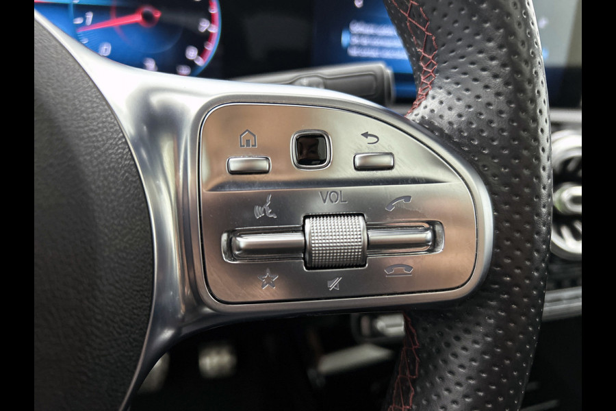 Mercedes-Benz A-Klasse 180 AMG Night Upgrade Automaat (PANORAMADAK, SFEERVERLICHTING, STOELVERWARMING, CAMERA, 1e EIGENAAR)