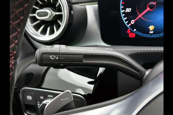 Mercedes-Benz A-Klasse 180 AMG Night Upgrade Automaat (PANORAMADAK, SFEERVERLICHTING, STOELVERWARMING, CAMERA, 1e EIGENAAR)